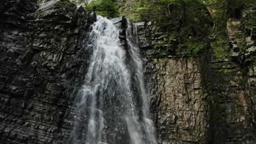 Cascade sur la rivière des Carpates