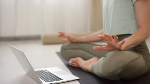 Nicht wiederzuerkennende Frau, die Yoga-Kurs per Videoanruf unterrichtet