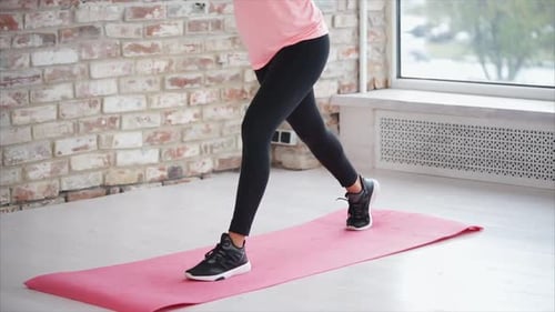 Primer plano de una mujer haciendo estocadas en el gimnasio