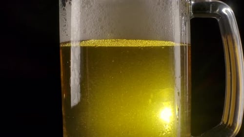 Goldenes Bier sprudelt im Becher