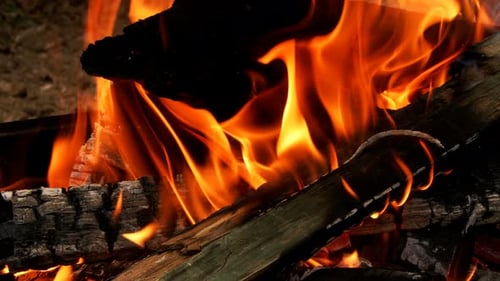 Feuer aus Holz, Flammen und Rauch