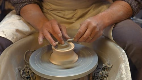 Potier fabriquant un pot en terre sur une roue à poterie