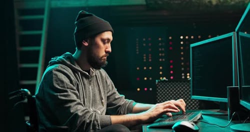 Hacker masculino usando teclado para digitar um malware perigoso no sistema bancário Hacker invade