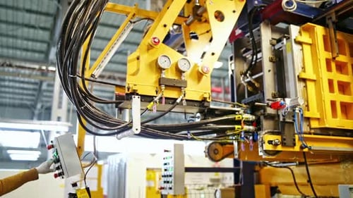 Typische industrielle Produktionsanlagen. Roboter-Fabriklinie für Verarbeitung und Qualitätskontrolle