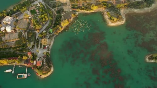 Coucher de soleil sur la rivière dans les montagnes filmé sur un Drone