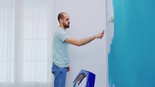 Weiße Farbe auf die Wand auftragen