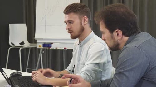 Kreatives Team von Designern, die gemeinsam am Computer arbeiten