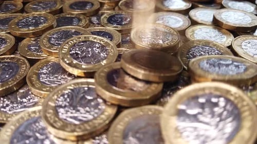 britische Pfundmünzen. Mehrere Pfundmünzen werden angezeigt.