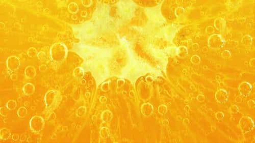 Luftblasen um eine Orangenscheibe.
