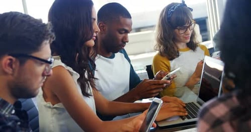 Führungskräfte nutzen Laptop und digitales Tablet