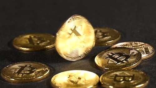 Goldene Bitcoin-Münze dreht sich über Schwarz