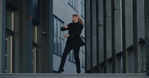 Geschäftsmann tanzt und lächelt, während er Profit feiert. Erfolgreicher gutaussehender Mann bewegt sich lustig