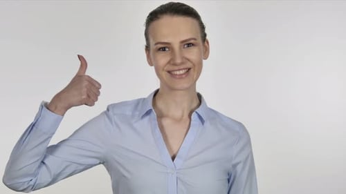 Junge Geschäftsfrau gestikuliert Daumen hoch