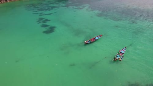 Barcos no mar tropical