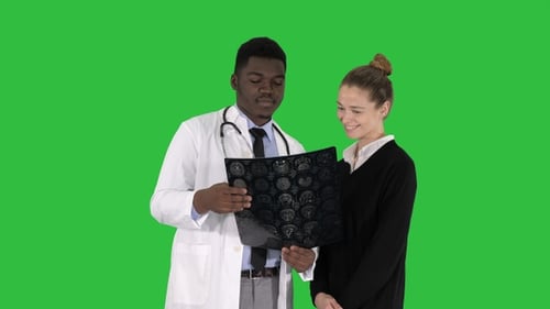 Jovem mulher visitando radiologista para exame de raio-x dela