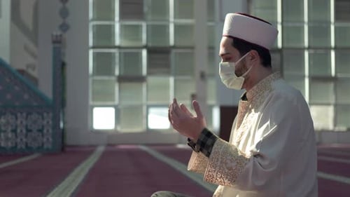 Imam musulman masqué en train de prier
