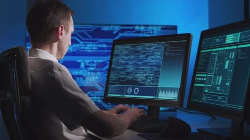 Arbeitsplatz eines Ingenieurs, der einen Mikrochip entwickelt. Professioneller Coder.