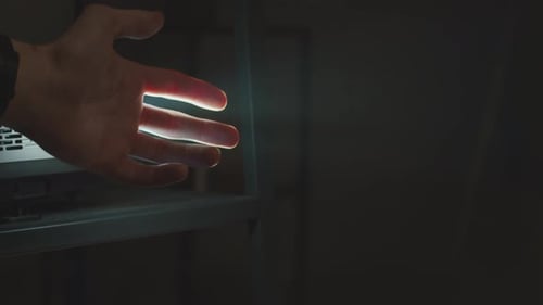 Diaprojektor mit Licht im dunklen Raum