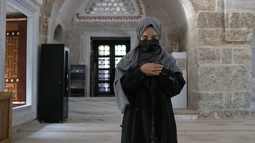 Muslimische Frau maskierte muslimische Frau betend