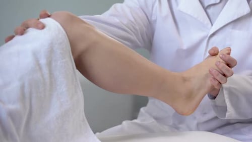 Traumatologe untersucht das Bein des Patienten, Beurteilung der Schwere der Verletzung, Gesundheit