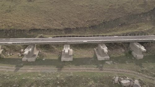 Vista aérea da ponte ferroviária vazia na região de Samtskhe-Javakheti, Geórgia.