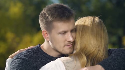 Feliz pareja abrazándose apoyándose mutuamente disfrutando del tiempo juntos