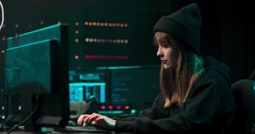 Hacker adolescente não conformista usando computador para atacar servidores Corporativo com malware