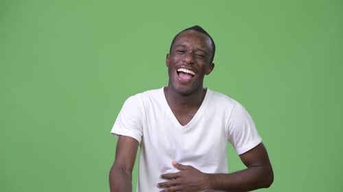 Junger glücklicher afrikanischer Mann lacht