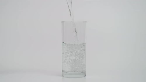1000 Fps Aufnahme von Wasser in transparentem Glas weißer Hintergrund