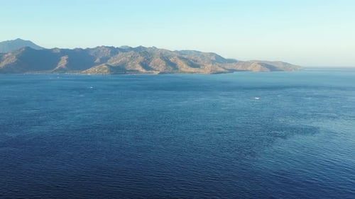 Natürliche fliegende Kopie Weltraumaufnahme eines weißen Sandstrandes und aquablauen Ozeanhintergrunds