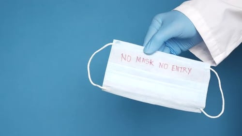 Máscaras quirúrgicas azules sobre la mesa Sin máscara Sin concepto de entrada