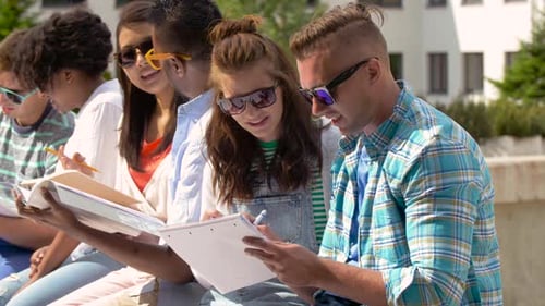 Gruppe glücklicher Schüler mit Notizbüchern auf Campus 92