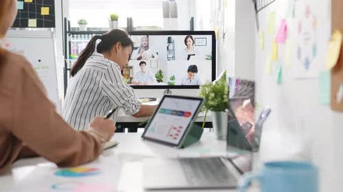 Empresários usando laptop conversam com colegas discutindo em videochamada, reunião no escritório