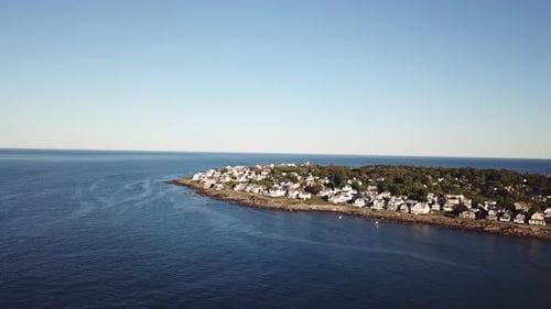 Drohnenvideo der Ozeanküste und Häuser am Short Sands Beach in der Nähe von Cape Neddick und York,