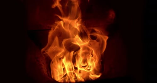 Flammen in einem Pelletofen, Zeitlupe 4K