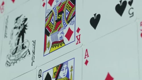 Moderne Spielkarten für Glücksspiele auf dem Tisch