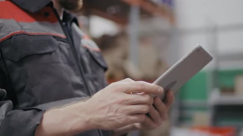 Entrepreneur en construction travaillant dans un