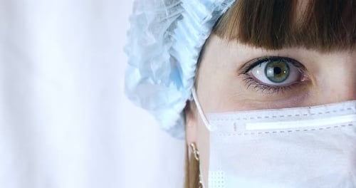 Portrait d'une femme chirurgienne en gros plan, médecin avec masque prêt pour l'opération à l'hôpital ou à la clinique