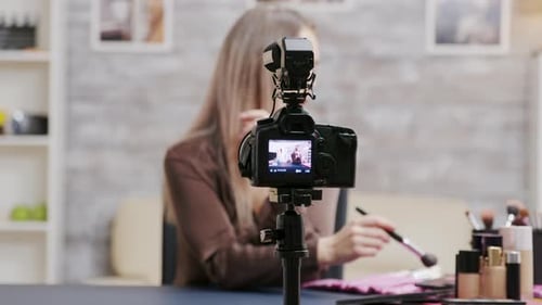 Tutorial de cosméticos de grabación de maquillaje Vlogger para suscriptores