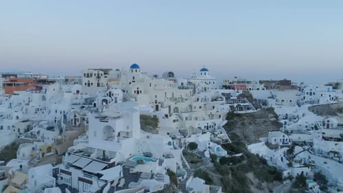 Vista aérea sobrevolando la ciudad de Oia en Santorini Grecia