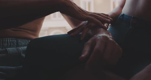 Nahaufnahme eines Jungen, der sanft den Arm ihrer Freundin küsst