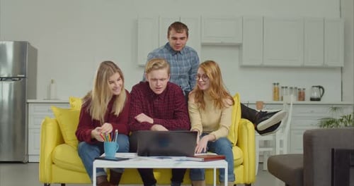 Amigos positivos haciendo Vídeo en línea en la computadora