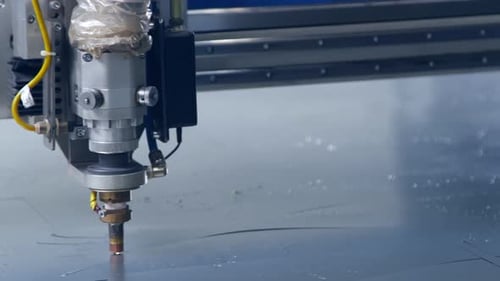 Schneiden von Metall mit Plasmalaser
