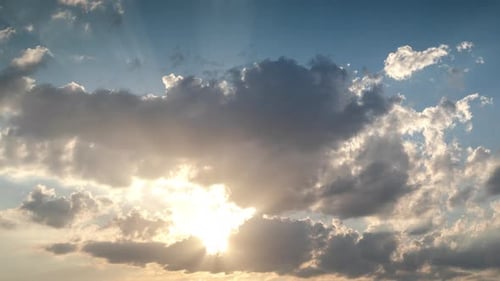 Images en timelapse de nuages avec des rayons de soleil dans le ciel