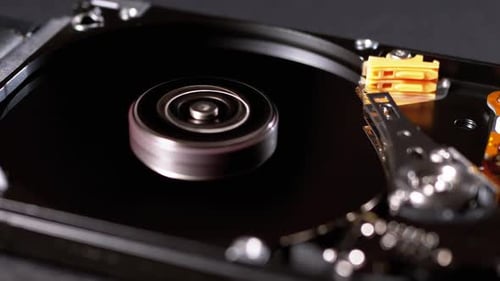Festplattenlaufwerk innen. Struktur der Festplatte, Spinnplatte. Move Magnetkopf