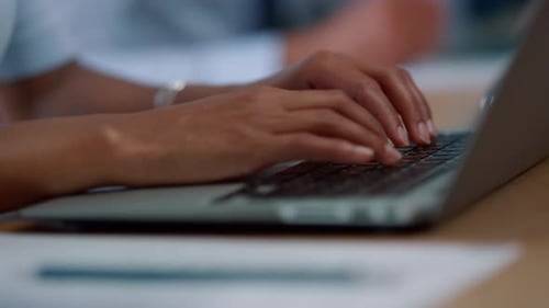 Geschäftsfrau tippt Hände auf Laptop. Arbeiterin mit Computertastatur