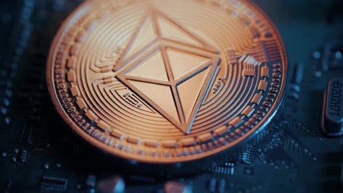 Pièce Ethereum dorée sur fond de circuit vert