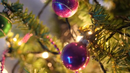 Weihnachtsbaum mit farbigen Kugeln und Bokeh