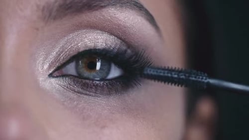 Makroaufnahmen vom Anziehen von Mascara