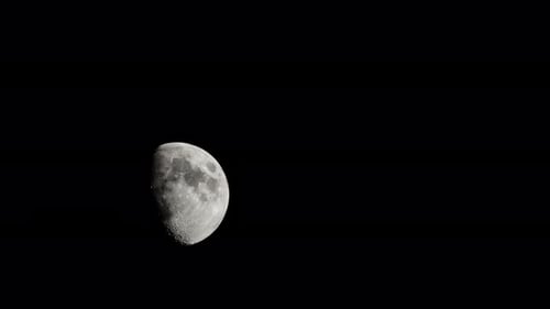 Laps de temps de la Lune sur une photo de nuit claire prise de haute altitude